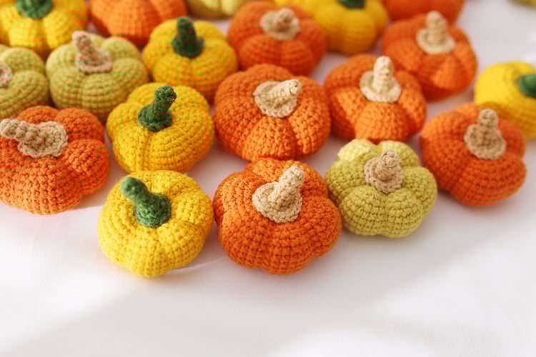 3 Adorable Handmade Crochet Pumpkin Keychains – Yarn Fall Decor with Cute Stem – Cozy Autumn Bag Charms Gift Set