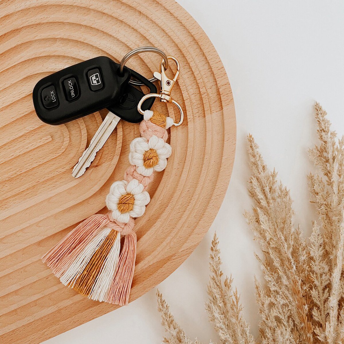 Handmade Bohemian Tassel Keychain with Daisy Charms – Elegant & Durable Bag Accessory in 4 Colors for Stylish Everyday Use
