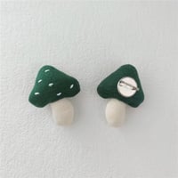 knitted mushroom green (brooch)