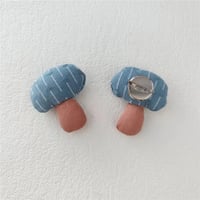 cotton and linen vertical pattern mushroom blue (brooch)