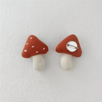 Knitted mushroom red (brooch)