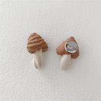 furry mushroom coffee color (brooch)