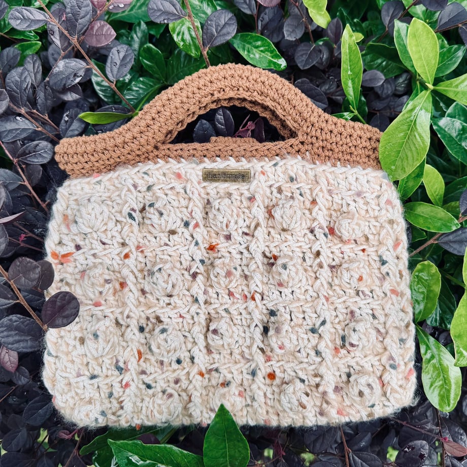 crochet shoulder bag：Heathered crochet shoulder bag with bobble squares
