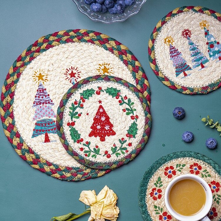 Handmade Christmas Jute Coasters – Set of 6 Round Heat-Resistant Natural Placemats with Santa, Tree, Berries