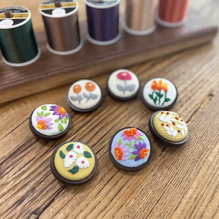 Handmade DIY Embroidery Badge Kit with 9 Floral Designs – Beginner Friendly Fabric Brooch Craft Set with Wooden Base, Beautiful Gift