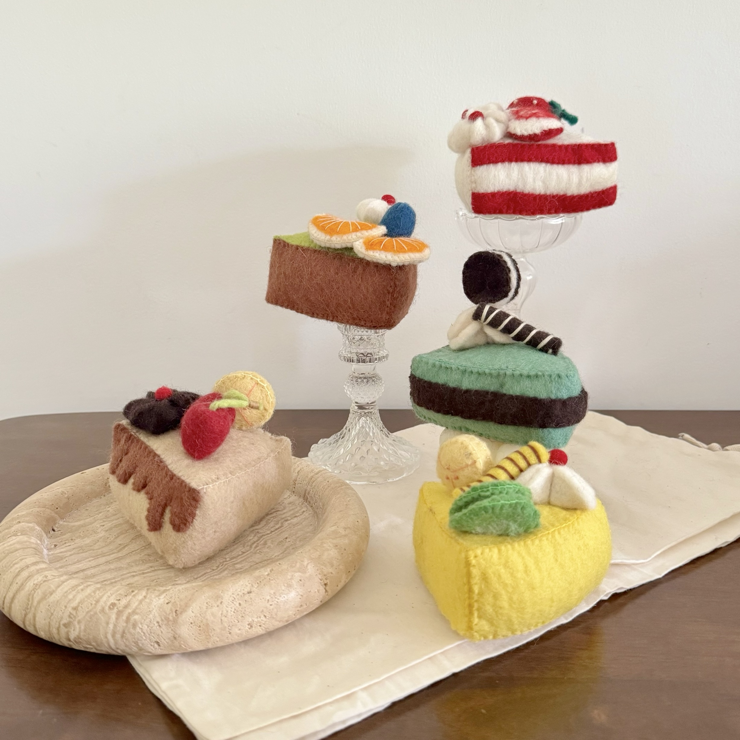 Felt Cake Slice DIY Kit – 5 Handmade Wool Felt Dessert Models with Realistic Strawberry, Chocolate, Matcha & Mint Pastry Designs