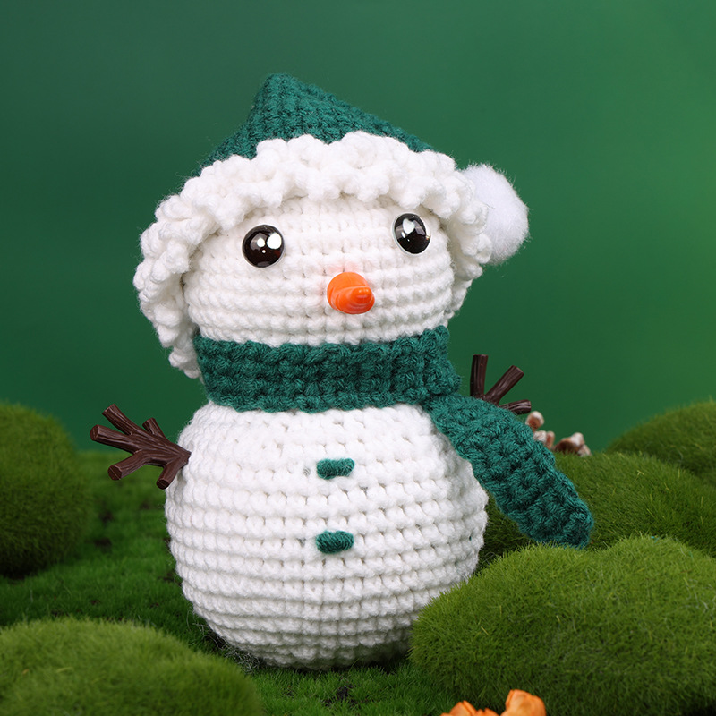 DIY Snowman Crochet Kit for Beginners – Classic Christmas Crochet Set with Yarn, Tools & Illustrated Instructions