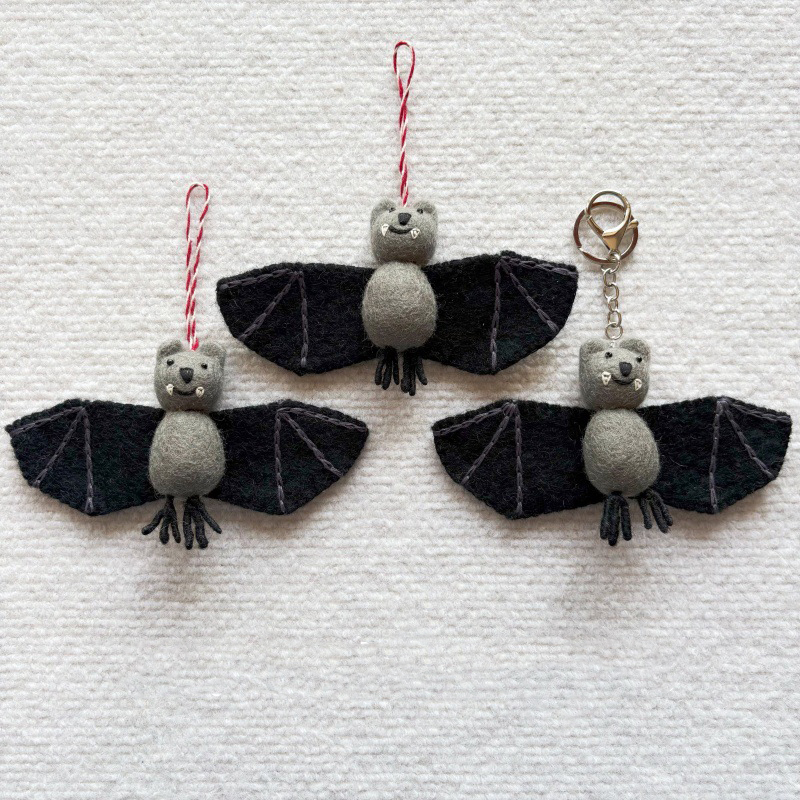 Charming Handmade Felt Bat Ornament with Cute Vampire Smile – Soft Wool Felt Halloween Décor & Keychain Gift for Friends (Set of 2)