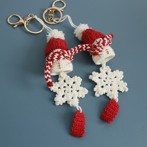 Handmade Crochet Snowman Ornament – Cozy Red and White Holiday Keychain with Snowflake Charm, Soft Yarn Christmas Gift (1 Piece)